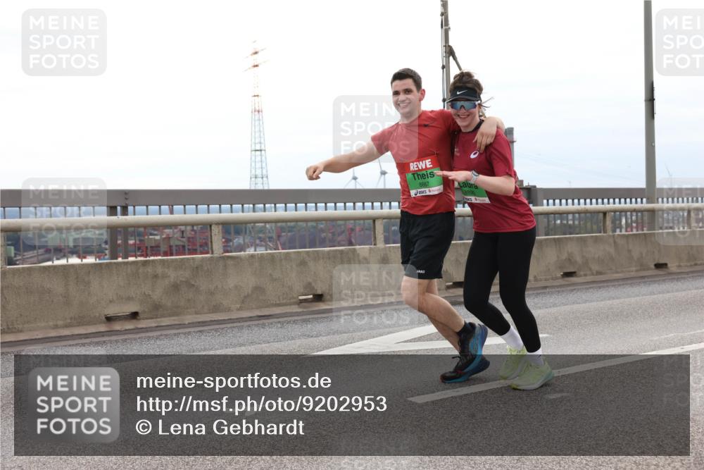 03.10.2025 - Köhlbrandbrückenlauf Lena Gebhardt http://msf.ph/oto/9202953 03.10.2025 15:51:15 Position 2 8887, 8890 meine-sportfotos.de