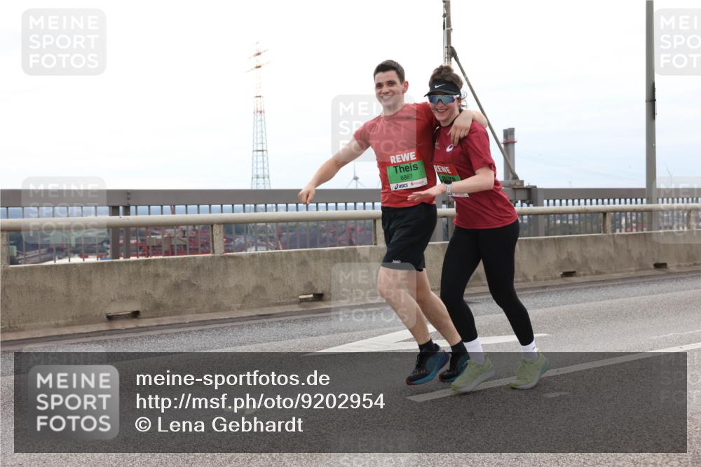 03.10.2025 - Köhlbrandbrückenlauf Lena Gebhardt http://msf.ph/oto/9202954 03.10.2025 15:51:15 Position 2 8887 meine-sportfotos.de