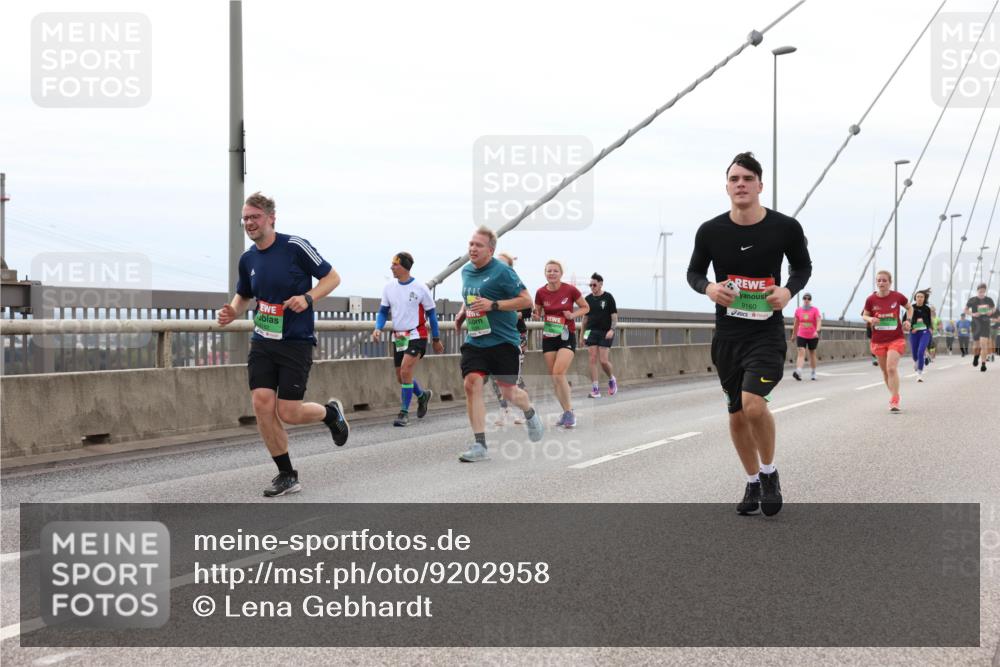 03.10.2025 - Köhlbrandbrückenlauf Lena Gebhardt http://msf.ph/oto/9202958 03.10.2025 15:51:16 Position 2 9160 meine-sportfotos.de