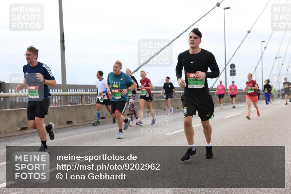 03.10.2025 - Köhlbrandbrückenlauf Lena Gebhardt http://msf.ph/oto/9202962 03.10.2025 15:51:16 Position 2 225, 9160 meine-sportfotos.de
