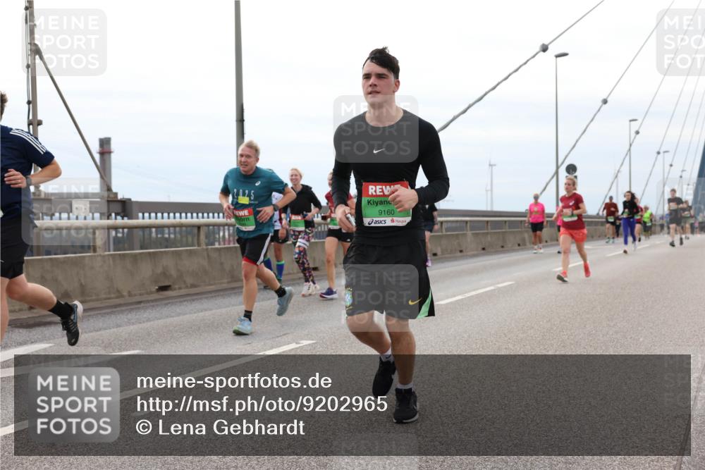 03.10.2025 - Köhlbrandbrückenlauf Lena Gebhardt http://msf.ph/oto/9202965 03.10.2025 15:51:17 Position 2 9160 meine-sportfotos.de