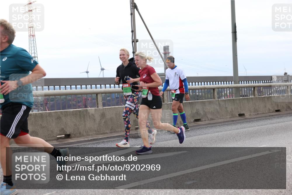 03.10.2025 - Köhlbrandbrückenlauf Lena Gebhardt http://msf.ph/oto/9202969 03.10.2025 15:51:18 Position 2 21 meine-sportfotos.de