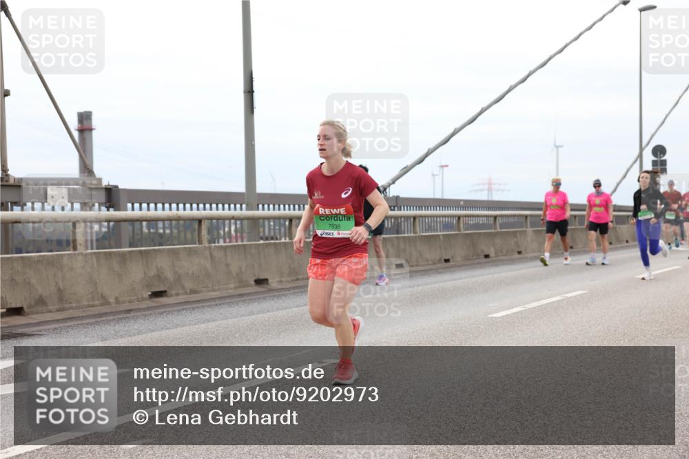 03.10.2025 - Köhlbrandbrückenlauf Lena Gebhardt http://msf.ph/oto/9202973 03.10.2025 15:51:19 Position 2 7938 meine-sportfotos.de