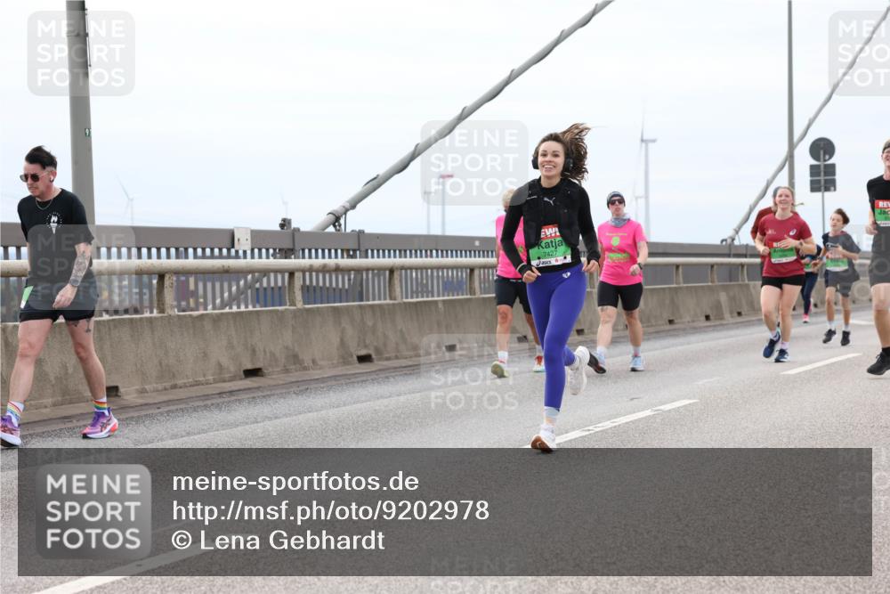 03.10.2025 - Köhlbrandbrückenlauf Lena Gebhardt http://msf.ph/oto/9202978 03.10.2025 15:51:21 Position 2 7427 meine-sportfotos.de