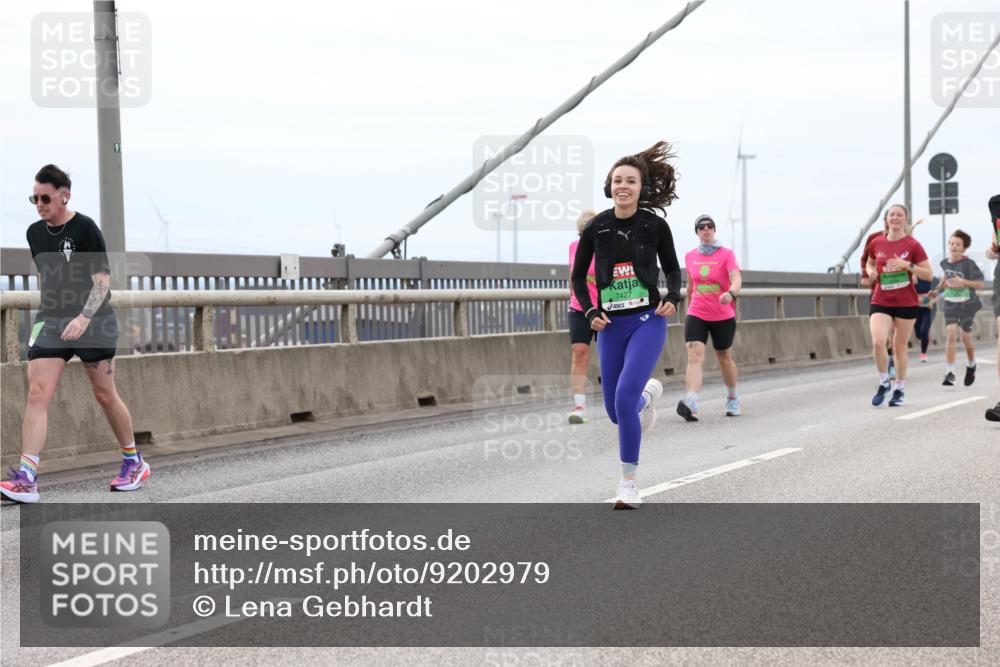 03.10.2025 - Köhlbrandbrückenlauf Lena Gebhardt http://msf.ph/oto/9202979 03.10.2025 15:51:21 Position 2 7427 meine-sportfotos.de