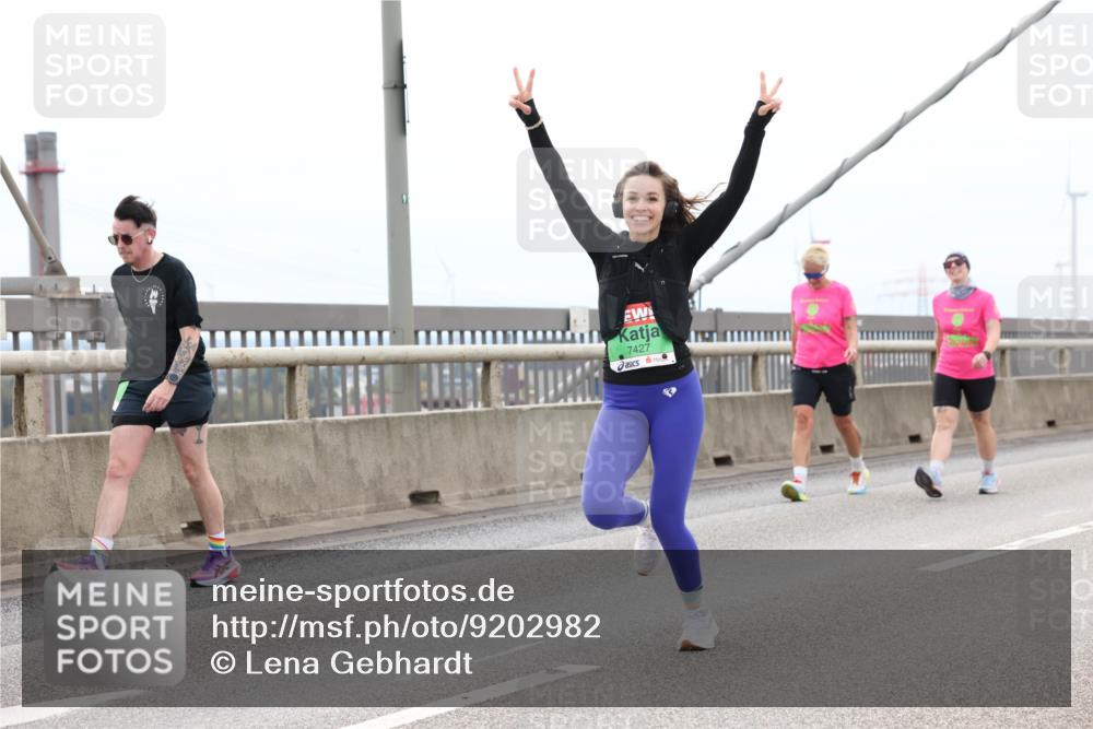 03.10.2025 - Köhlbrandbrückenlauf Lena Gebhardt http://msf.ph/oto/9202982 03.10.2025 15:51:22 Position 2 7427 meine-sportfotos.de