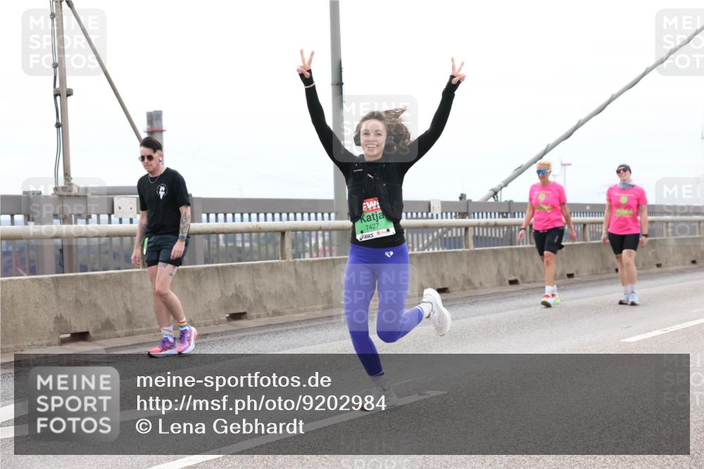 03.10.2025 - Köhlbrandbrückenlauf Lena Gebhardt http://msf.ph/oto/9202984 03.10.2025 15:51:22 Position 2 7427 meine-sportfotos.de