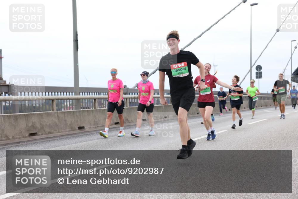 03.10.2025 - Köhlbrandbrückenlauf Lena Gebhardt http://msf.ph/oto/9202987 03.10.2025 15:51:24 Position 2 9136 meine-sportfotos.de