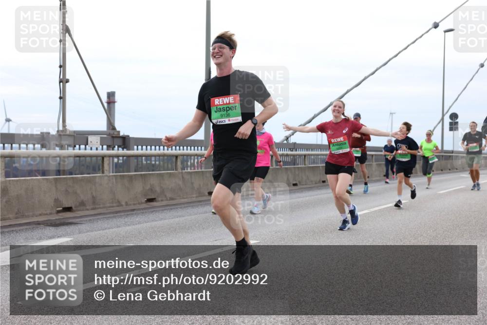 03.10.2025 - Köhlbrandbrückenlauf Lena Gebhardt http://msf.ph/oto/9202992 03.10.2025 15:51:24 Position 2 9136 meine-sportfotos.de