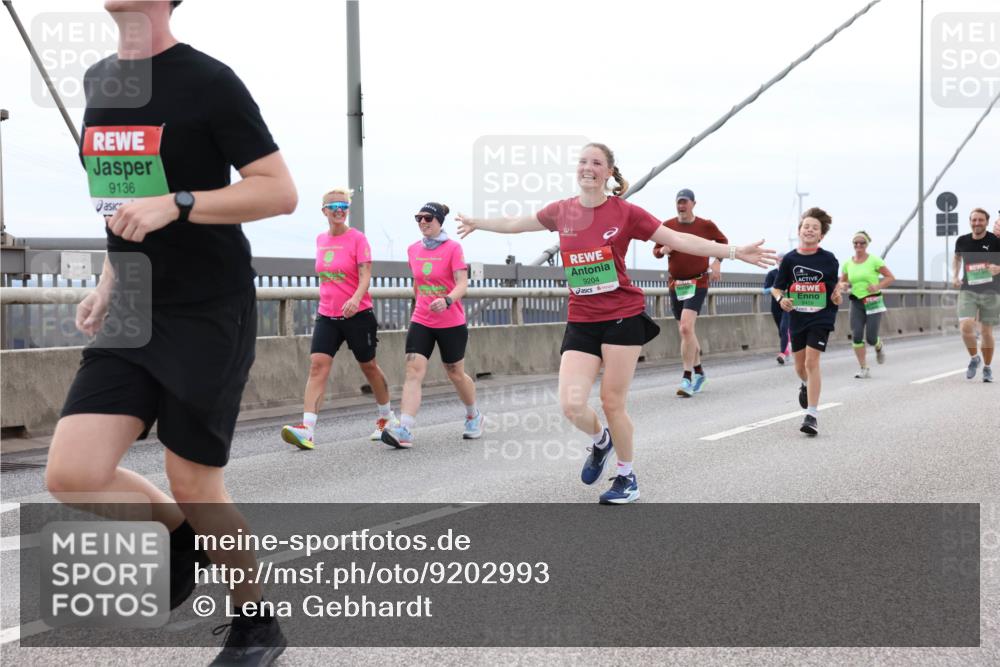 03.10.2025 - Köhlbrandbrückenlauf Lena Gebhardt http://msf.ph/oto/9202993 03.10.2025 15:51:25 Position 2 9136, 9204 meine-sportfotos.de