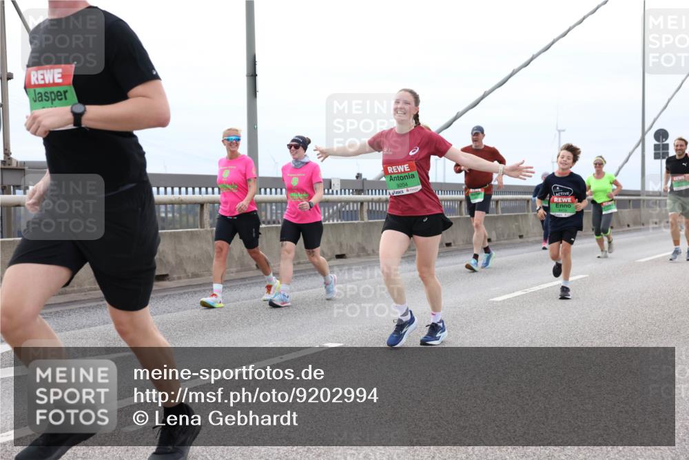 03.10.2025 - Köhlbrandbrückenlauf Lena Gebhardt http://msf.ph/oto/9202994 03.10.2025 15:51:25 Position 2 9204 meine-sportfotos.de