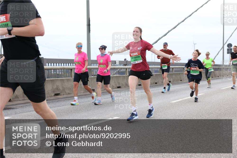 03.10.2025 - Köhlbrandbrückenlauf Lena Gebhardt http://msf.ph/oto/9202995 03.10.2025 15:51:25 Position 2 9204, 8459 meine-sportfotos.de