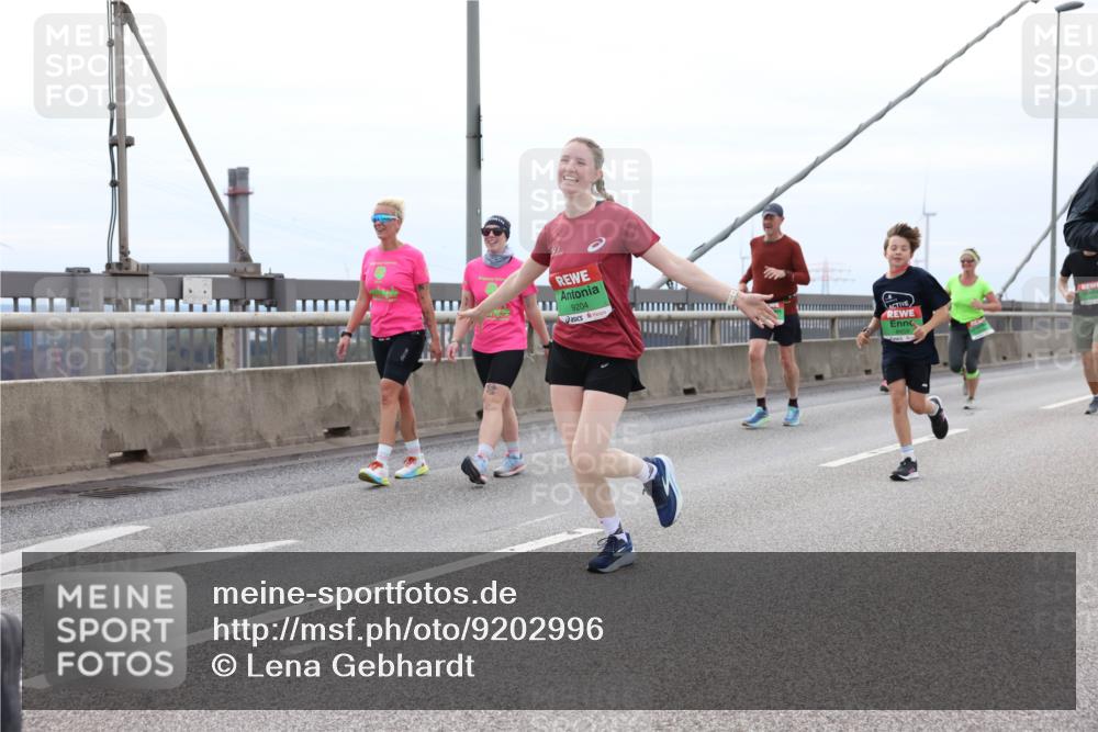 03.10.2025 - Köhlbrandbrückenlauf Lena Gebhardt http://msf.ph/oto/9202996 03.10.2025 15:51:25 Position 2 9204 meine-sportfotos.de