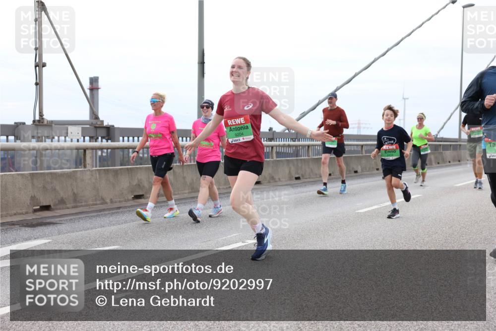 03.10.2025 - Köhlbrandbrückenlauf Lena Gebhardt http://msf.ph/oto/9202997 03.10.2025 15:51:25 Position 2 9204 meine-sportfotos.de