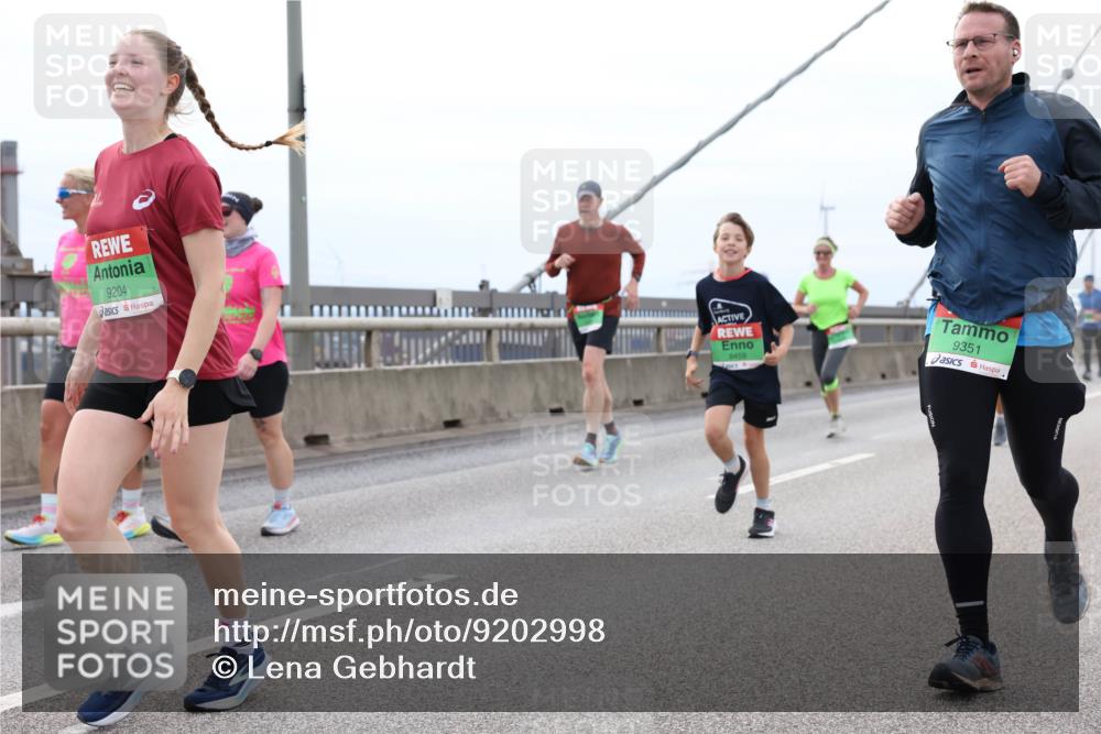 03.10.2025 - Köhlbrandbrückenlauf Lena Gebhardt http://msf.ph/oto/9202998 03.10.2025 15:51:26 Position 2 9204, 8459, 9351 meine-sportfotos.de