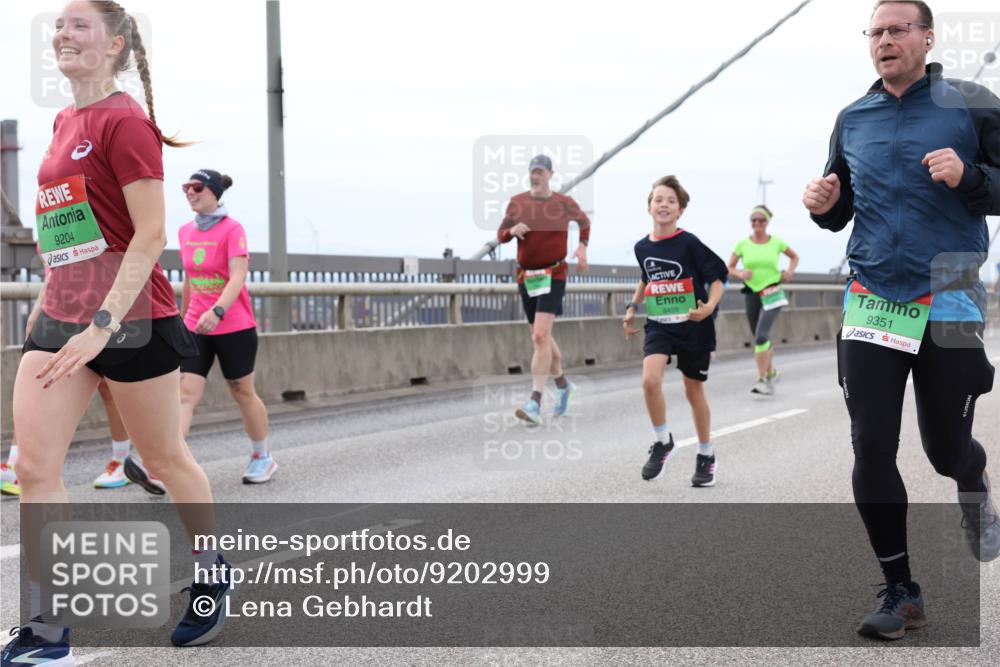 03.10.2025 - Köhlbrandbrückenlauf Lena Gebhardt http://msf.ph/oto/9202999 03.10.2025 15:51:26 Position 2 9204, 8459, 9351 meine-sportfotos.de