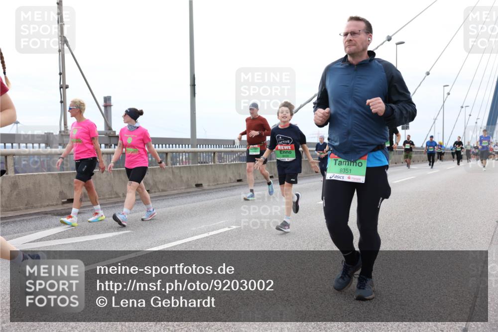 03.10.2025 - Köhlbrandbrückenlauf Lena Gebhardt http://msf.ph/oto/9203002 03.10.2025 15:51:26 Position 2 8459, 9351 meine-sportfotos.de