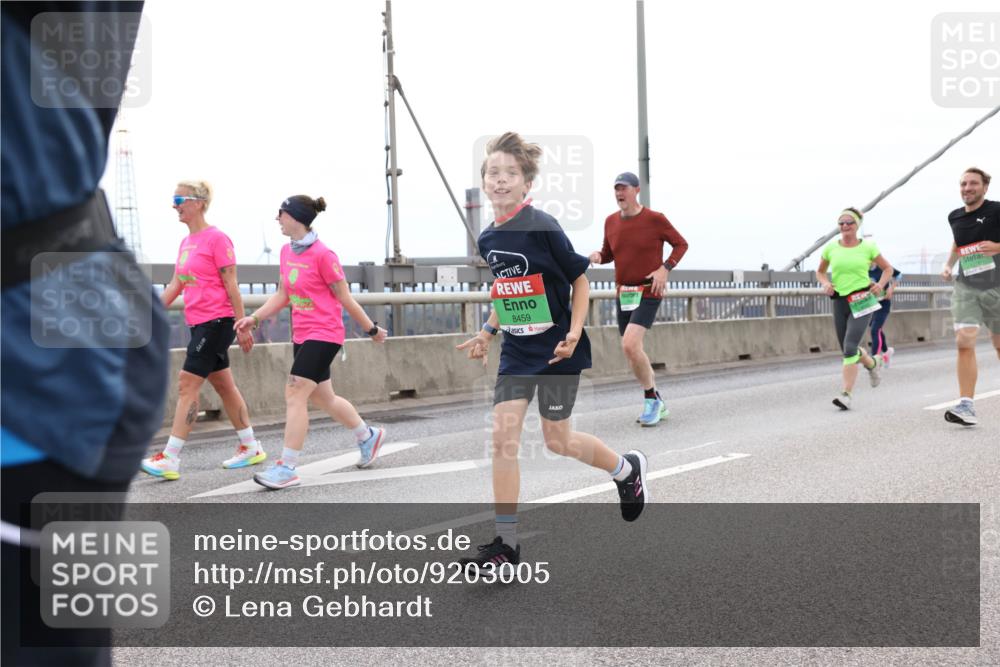 03.10.2025 - Köhlbrandbrückenlauf Lena Gebhardt http://msf.ph/oto/9203005 03.10.2025 15:51:27 Position 2 500, 8459 meine-sportfotos.de