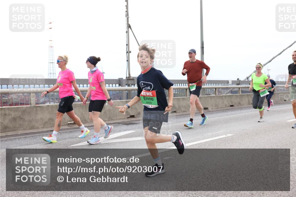 03.10.2025 - Köhlbrandbrückenlauf Lena Gebhardt http://msf.ph/oto/9203007 03.10.2025 15:51:27 Position 2 8459 meine-sportfotos.de