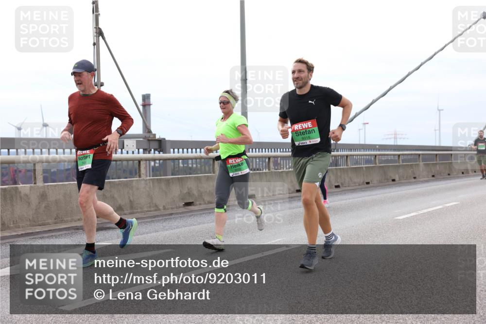 03.10.2025 - Köhlbrandbrückenlauf Lena Gebhardt http://msf.ph/oto/9203011 03.10.2025 15:51:28 Position 2 7406, 8032, 8018 meine-sportfotos.de