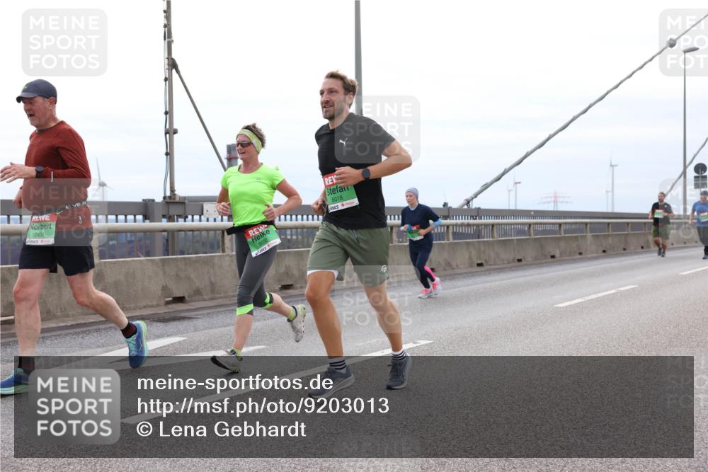 03.10.2025 - Köhlbrandbrückenlauf Lena Gebhardt http://msf.ph/oto/9203013 03.10.2025 15:51:28 Position 2 7406, 8032, 8018 meine-sportfotos.de