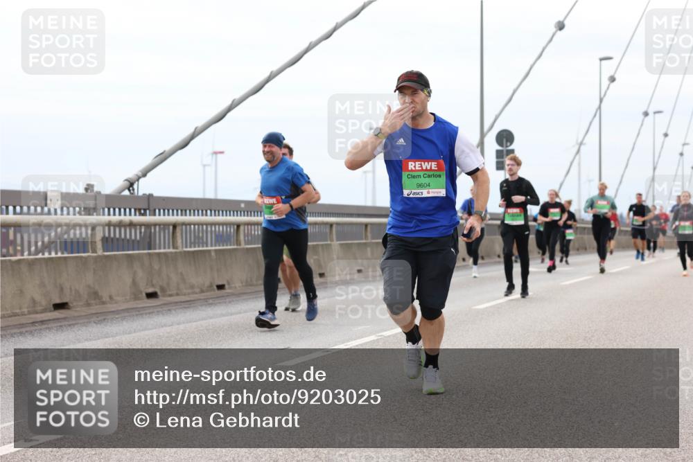03.10.2025 - Köhlbrandbrückenlauf Lena Gebhardt http://msf.ph/oto/9203025 03.10.2025 15:51:32 Position 2 9604 meine-sportfotos.de