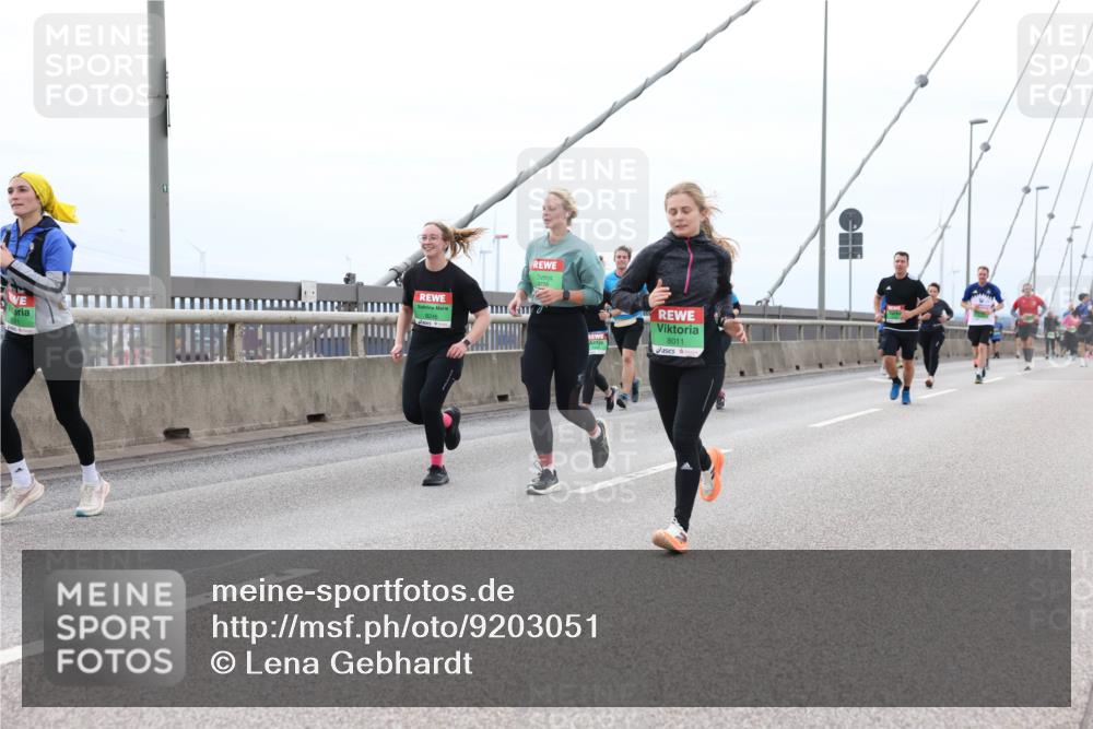 03.10.2025 - Köhlbrandbrückenlauf Lena Gebhardt http://msf.ph/oto/9203051 03.10.2025 15:51:38 Position 2 8246, 9728, 8011 meine-sportfotos.de