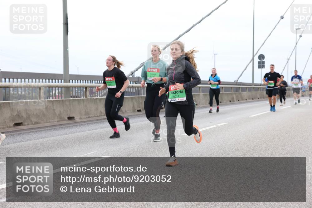 03.10.2025 - Köhlbrandbrückenlauf Lena Gebhardt http://msf.ph/oto/9203052 03.10.2025 15:51:38 Position 2 9728, 8011 meine-sportfotos.de
