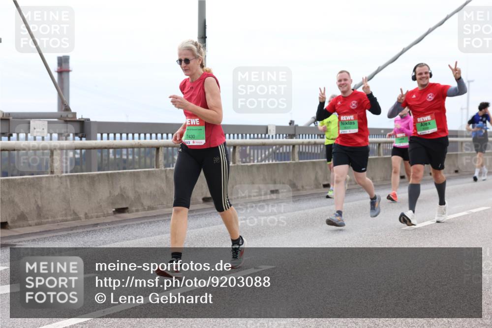 03.10.2025 - Köhlbrandbrückenlauf Lena Gebhardt http://msf.ph/oto/9203088 03.10.2025 15:51:48 Position 2 7430 meine-sportfotos.de