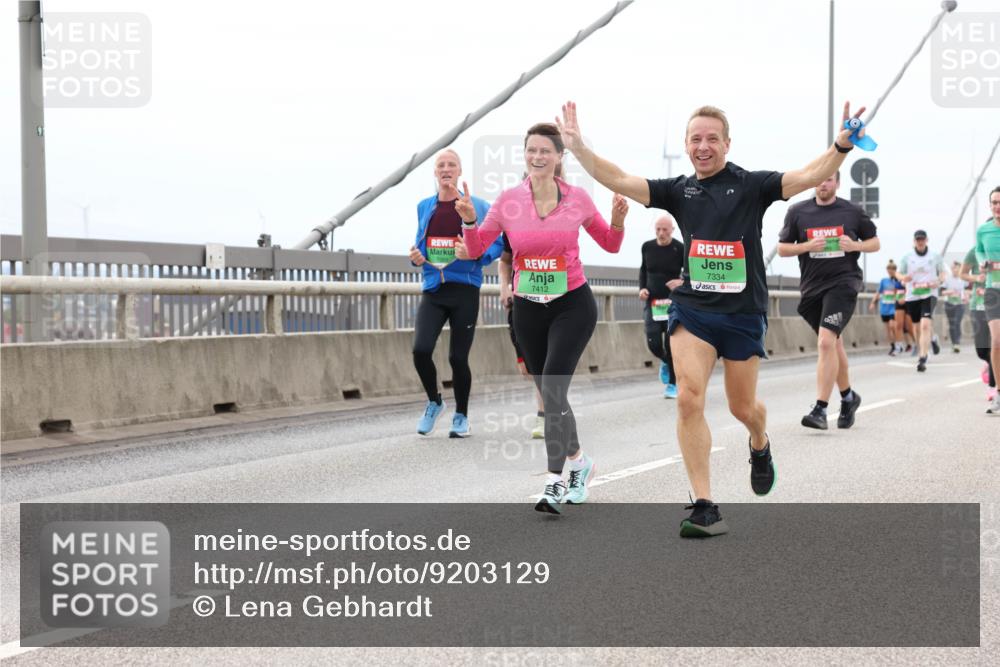 03.10.2025 - Köhlbrandbrückenlauf Lena Gebhardt http://msf.ph/oto/9203129 03.10.2025 15:51:55 Position 2 7412, 7334 meine-sportfotos.de
