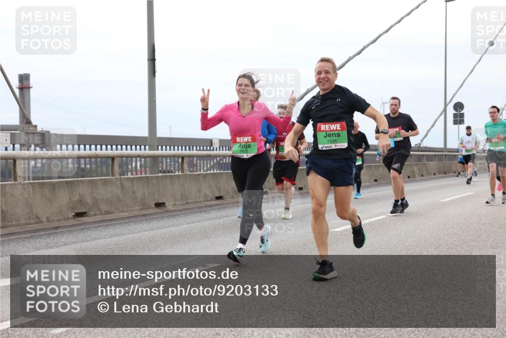 03.10.2025 - Köhlbrandbrückenlauf Lena Gebhardt http://msf.ph/oto/9203133 03.10.2025 15:51:55 Position 2 7412, 7334 meine-sportfotos.de