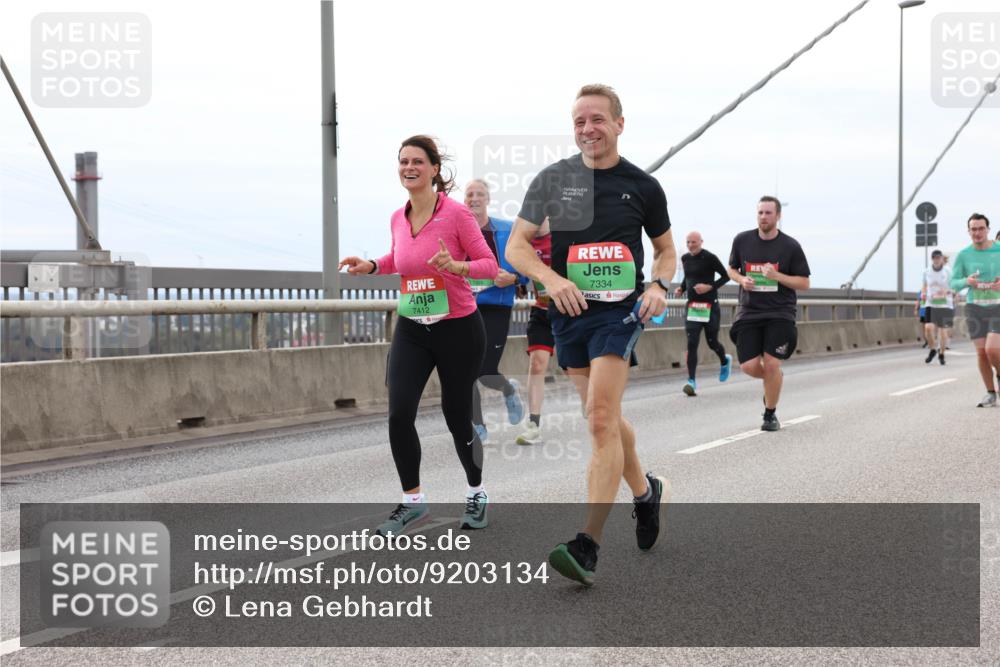 03.10.2025 - Köhlbrandbrückenlauf Lena Gebhardt http://msf.ph/oto/9203134 03.10.2025 15:51:56 Position 2 7334, 7412 meine-sportfotos.de