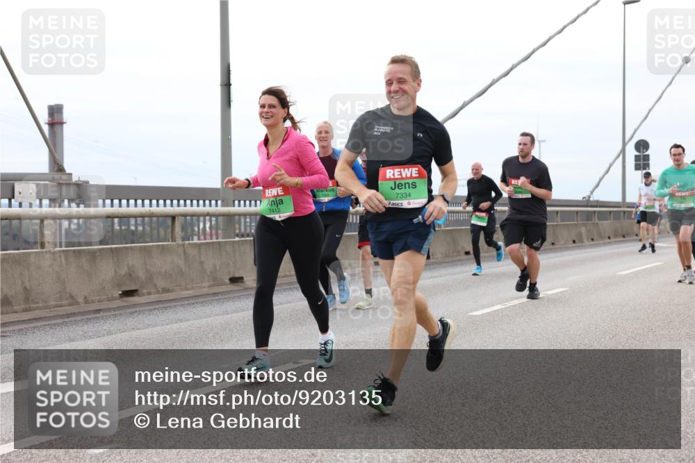 03.10.2025 - Köhlbrandbrückenlauf Lena Gebhardt http://msf.ph/oto/9203135 03.10.2025 15:51:56 Position 2 7412, 7334 meine-sportfotos.de