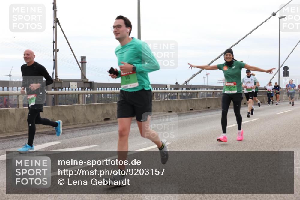 03.10.2025 - Köhlbrandbrückenlauf Lena Gebhardt http://msf.ph/oto/9203157 03.10.2025 15:51:59 Position 2 7617 meine-sportfotos.de