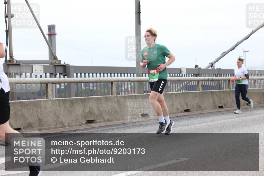 03.10.2025 - Köhlbrandbrückenlauf Lena Gebhardt http://msf.ph/oto/9203173 03.10.2025 15:52:03 Position 2 937 meine-sportfotos.de
