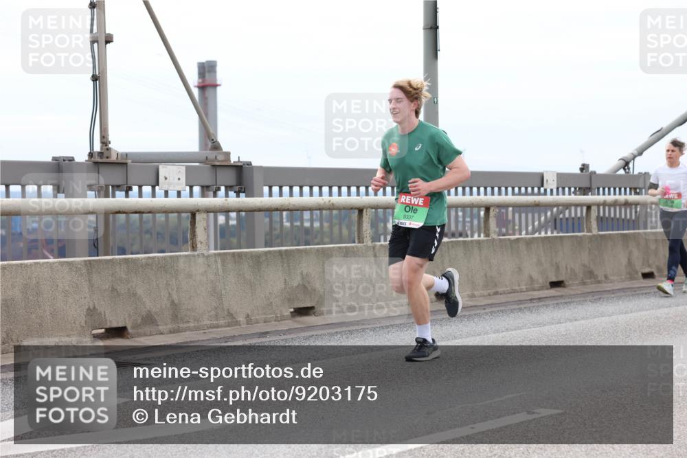 03.10.2025 - Köhlbrandbrückenlauf Lena Gebhardt http://msf.ph/oto/9203175 03.10.2025 15:52:03 Position 2 9337 meine-sportfotos.de