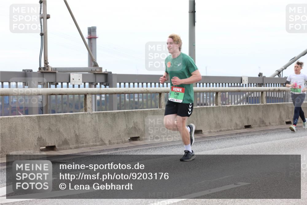 03.10.2025 - Köhlbrandbrückenlauf Lena Gebhardt http://msf.ph/oto/9203176 03.10.2025 15:52:03 Position 2 9337 meine-sportfotos.de