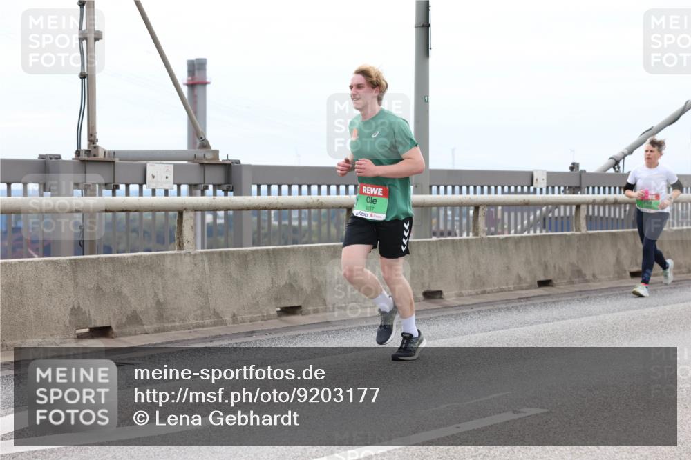 03.10.2025 - Köhlbrandbrückenlauf Lena Gebhardt http://msf.ph/oto/9203177 03.10.2025 15:52:03 Position 2 9337 meine-sportfotos.de