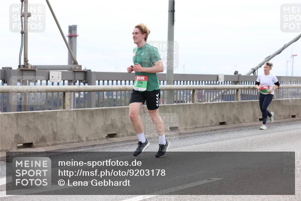 03.10.2025 - Köhlbrandbrückenlauf Lena Gebhardt http://msf.ph/oto/9203178 03.10.2025 15:52:03 Position 2 9337 meine-sportfotos.de
