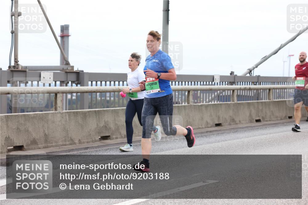 03.10.2025 - Köhlbrandbrückenlauf Lena Gebhardt http://msf.ph/oto/9203188 03.10.2025 15:52:05 Position 2 7754 meine-sportfotos.de