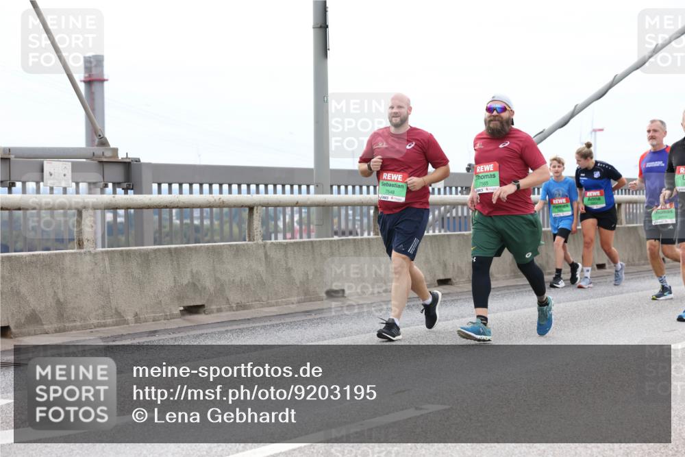 03.10.2025 - Köhlbrandbrückenlauf Lena Gebhardt http://msf.ph/oto/9203195 03.10.2025 15:52:07 Position 2 7548, 7565 meine-sportfotos.de