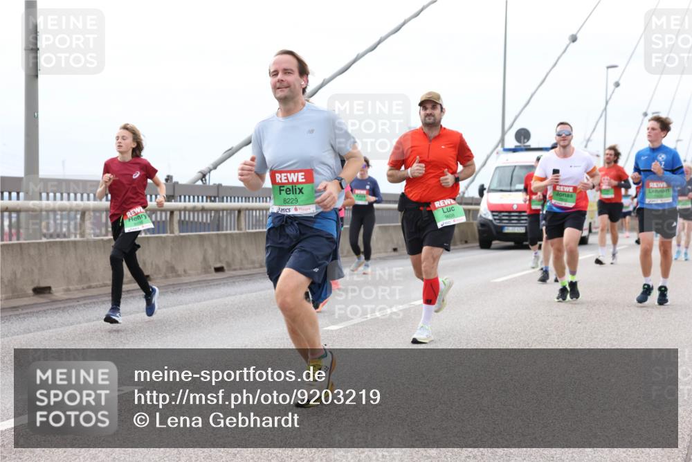 03.10.2025 - Köhlbrandbrückenlauf Lena Gebhardt http://msf.ph/oto/9203219 03.10.2025 15:52:11 Position 2 8229, 9608, 737 meine-sportfotos.de