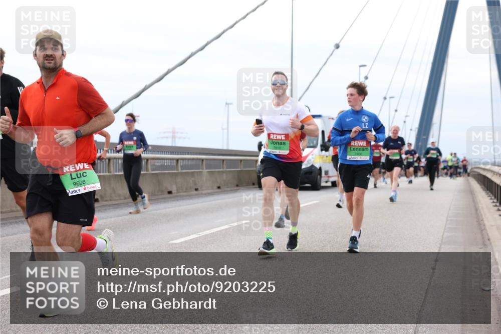 03.10.2025 - Köhlbrandbrückenlauf Lena Gebhardt http://msf.ph/oto/9203225 03.10.2025 15:52:13 Position 2 9608, 7810, 7906 meine-sportfotos.de