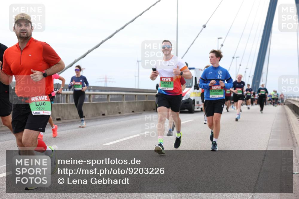 03.10.2025 - Köhlbrandbrückenlauf Lena Gebhardt http://msf.ph/oto/9203226 03.10.2025 15:52:13 Position 2 9608, 7810, 7906 meine-sportfotos.de