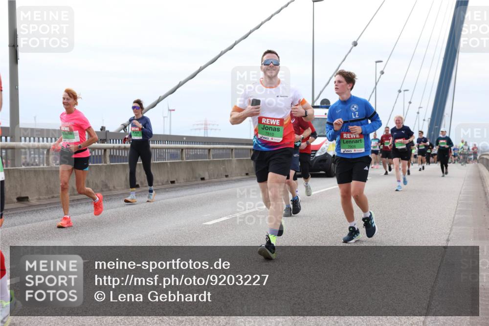 03.10.2025 - Köhlbrandbrückenlauf Lena Gebhardt http://msf.ph/oto/9203227 03.10.2025 15:52:13 Position 2 7810, 7906 meine-sportfotos.de