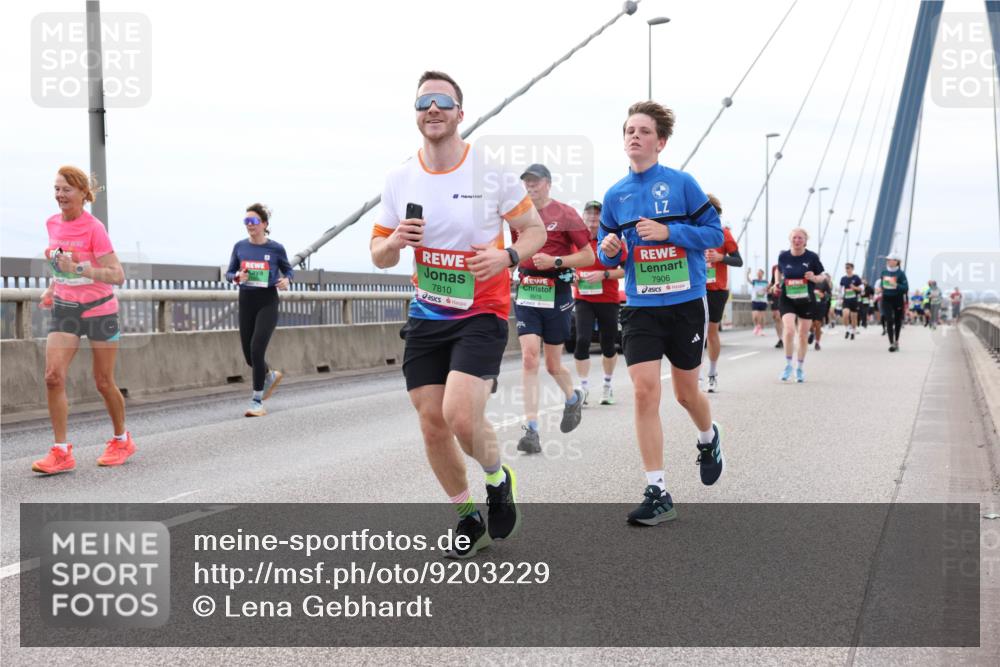 03.10.2025 - Köhlbrandbrückenlauf Lena Gebhardt http://msf.ph/oto/9203229 03.10.2025 15:52:14 Position 2 7810, 8978, 7906 meine-sportfotos.de