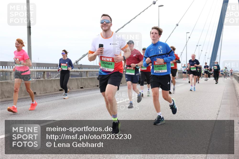 03.10.2025 - Köhlbrandbrückenlauf Lena Gebhardt http://msf.ph/oto/9203230 03.10.2025 15:52:14 Position 2 7810, 8978, 7906 meine-sportfotos.de