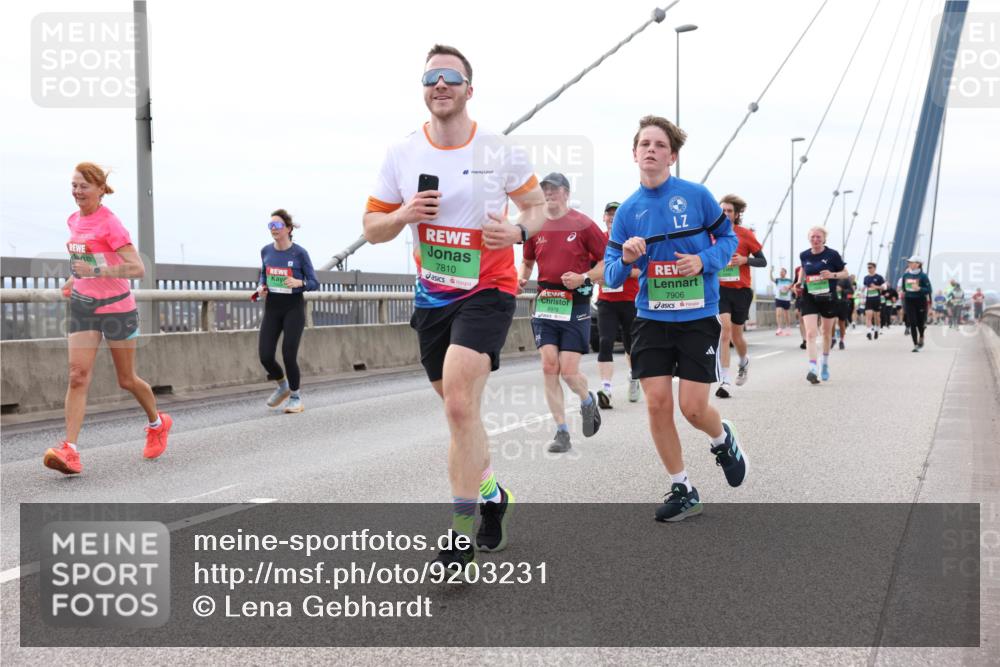 03.10.2025 - Köhlbrandbrückenlauf Lena Gebhardt http://msf.ph/oto/9203231 03.10.2025 15:52:14 Position 2 7810, 8978, 7906 meine-sportfotos.de