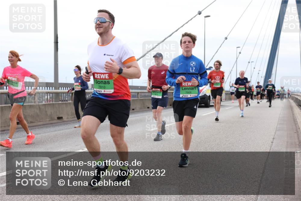 03.10.2025 - Köhlbrandbrückenlauf Lena Gebhardt http://msf.ph/oto/9203232 03.10.2025 15:52:14 Position 2 7810, 7906 meine-sportfotos.de