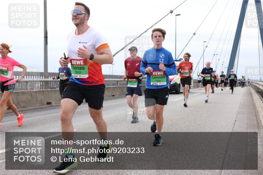 03.10.2025 - Köhlbrandbrückenlauf Lena Gebhardt http://msf.ph/oto/9203233 03.10.2025 15:52:14 Position 2 7810, 8978, 7906 meine-sportfotos.de